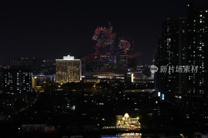 城市夜空下绚烂多彩的烟花盛宴