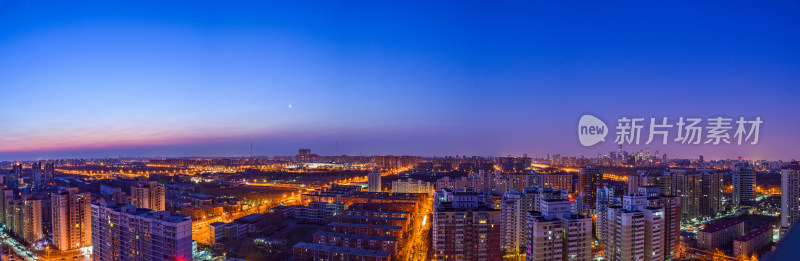 中国北京朝阳区城市天际线黎明夜景