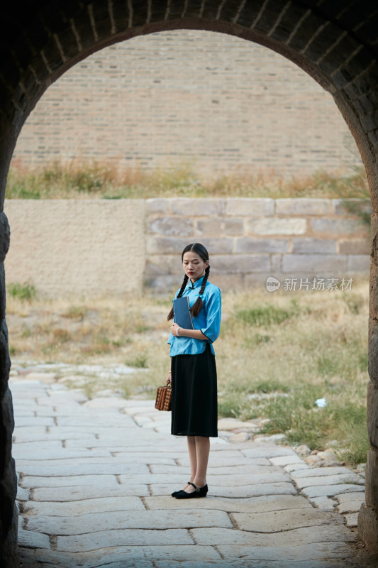 在古城身穿民国学生服饰的女大学生