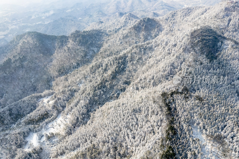 冬天森林雪景航拍图