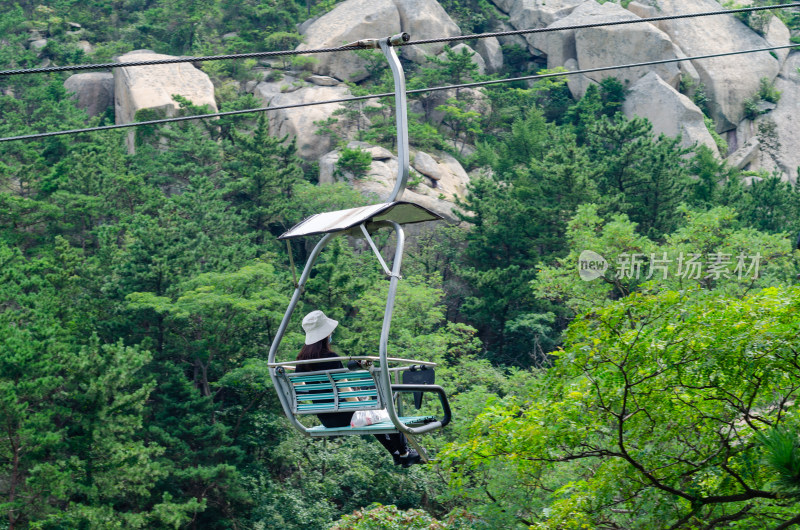 青岛崂山仰口，乘坐索道缆车的游客在观光