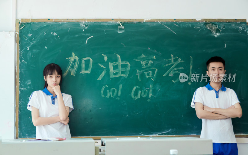 教室里讲台上为高考加油激励的高中生