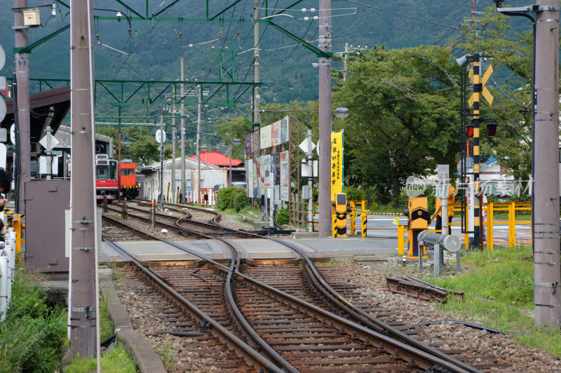 日本箱根景区经过道口的红色火车