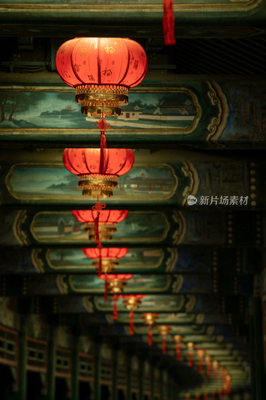 北京颐和园长廊灯笼亮灯
