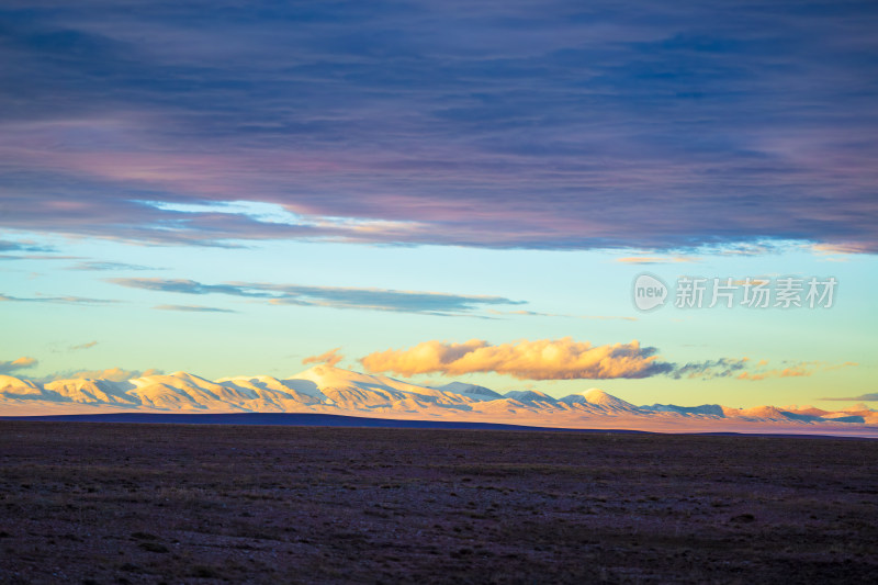 夕阳下的雪山