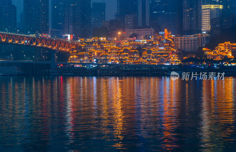 重庆千厮门嘉陵江大桥与滨江路洪崖洞夜景