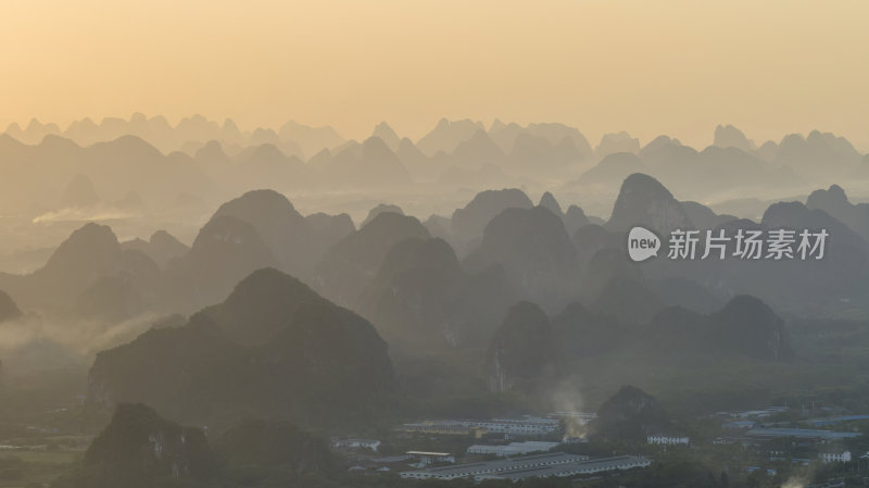 鸟瞰日落时分的桂林山景