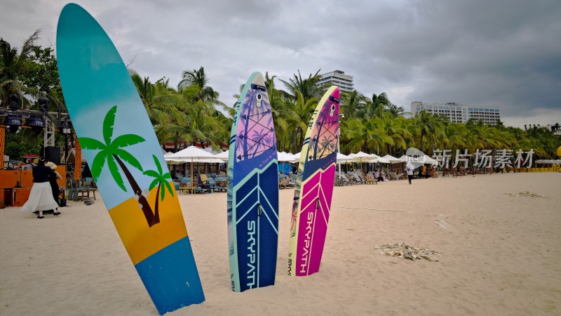三亚大东海景区海滩上色彩鲜艳的冲浪板