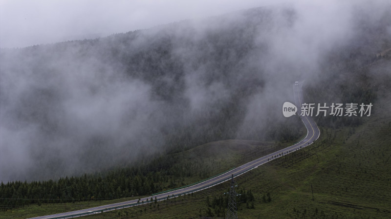 云雾缭绕山间公路的美丽景致