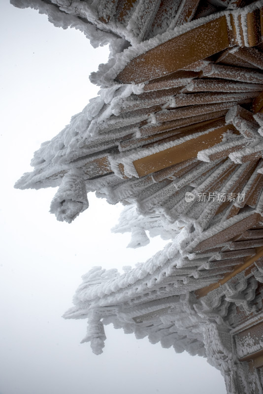 古建筑房檐大雪冰冻