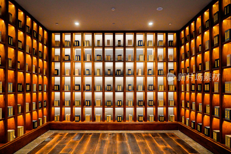 室内满是书籍的书架场景