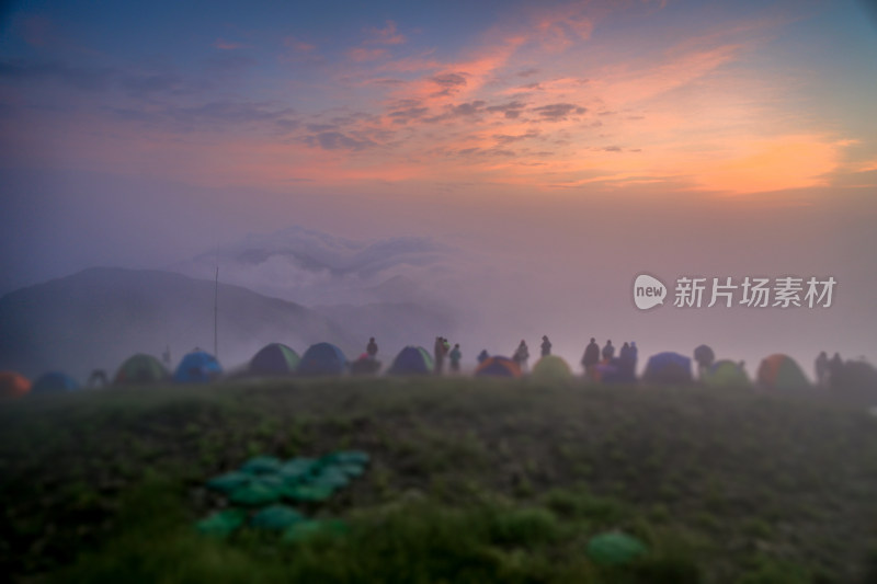 唯美清晨高山日出云海 武功山高山草甸