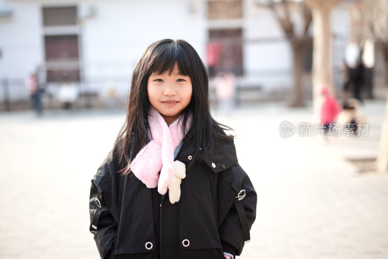 可爱的中国小女孩在户外