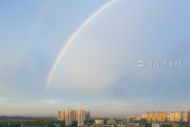 雨后城市的彩虹