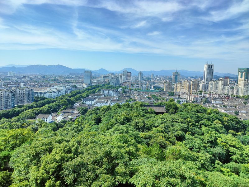 绍兴城市建筑群与绿植景观俯瞰