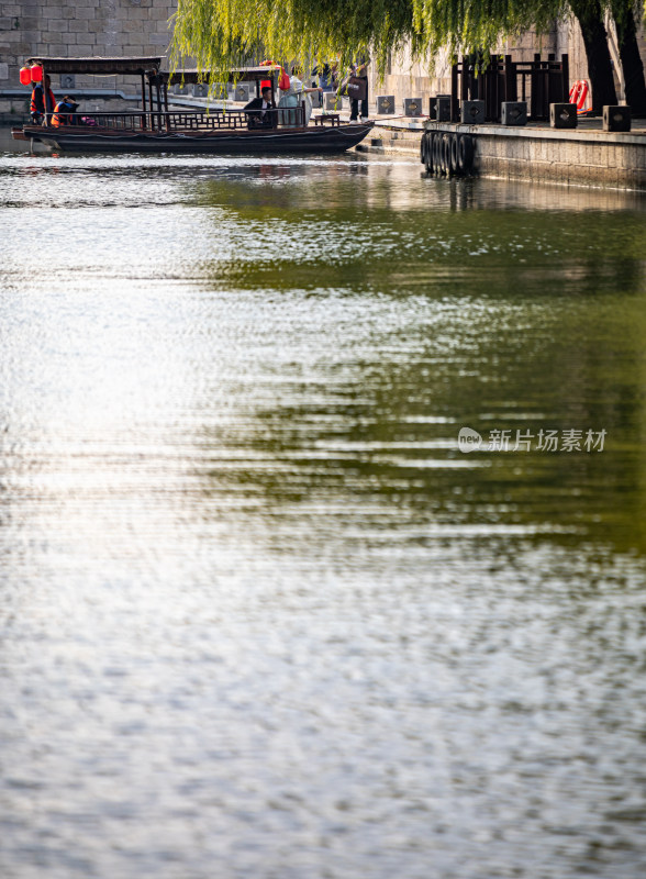 济宁老运河越河河道桥梁城市建筑倒影景观