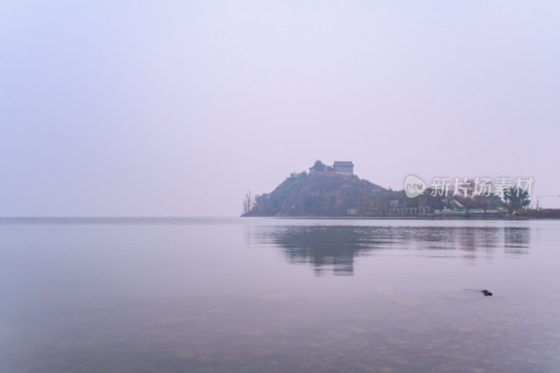 湖面雾气与岛屿