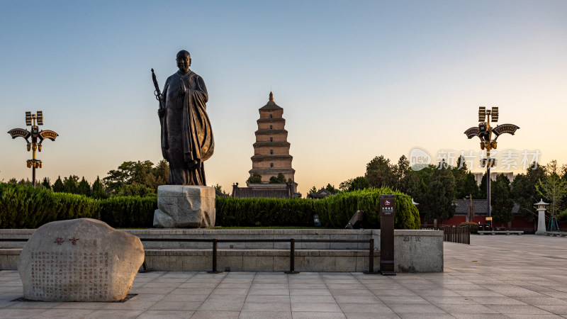 清晨的西安大雁塔大雁塔南广场玄奘雕塑景观