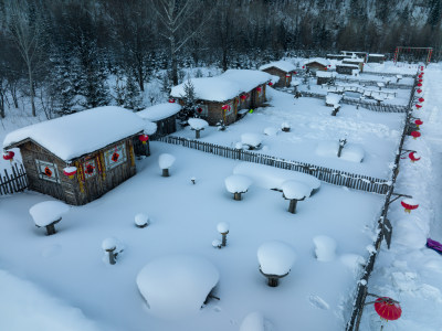 航拍雪地里的房子