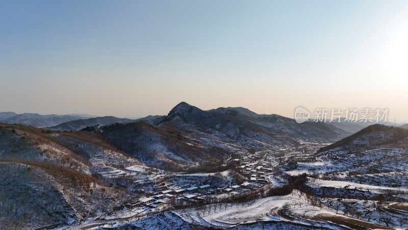 雪山间的村庄，冬日里的自然乡村景象