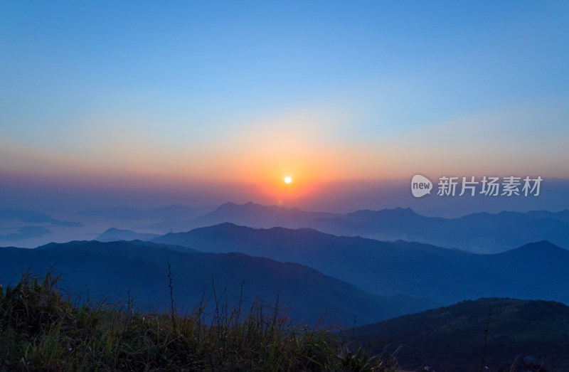 香港大帽山顶日出朝阳与连绵群山晨雾