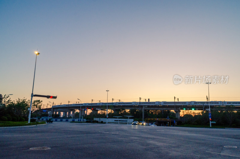 青岛空旷道路上方的高铁高架桥