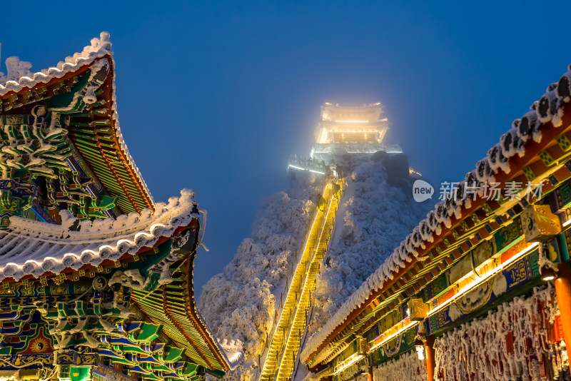 河南老君山景区冬季大雪古建筑房檐夜景