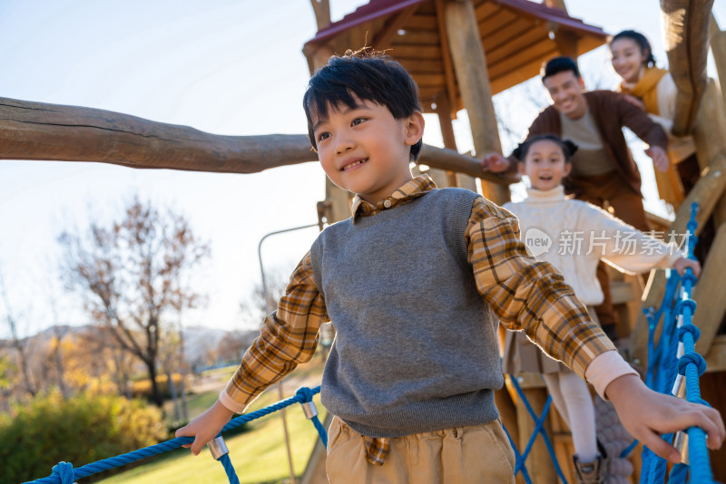 年轻夫妻带着孩子在公园玩耍