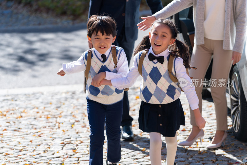 年轻夫妻接孩子放学