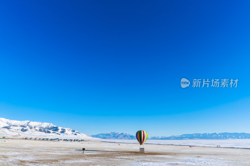 新疆冬季赛里木湖雪景雪山冰湖蓝冰日照金山