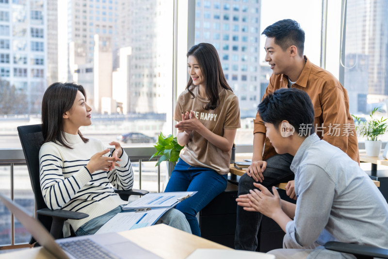 年轻商务人士在办公室开会