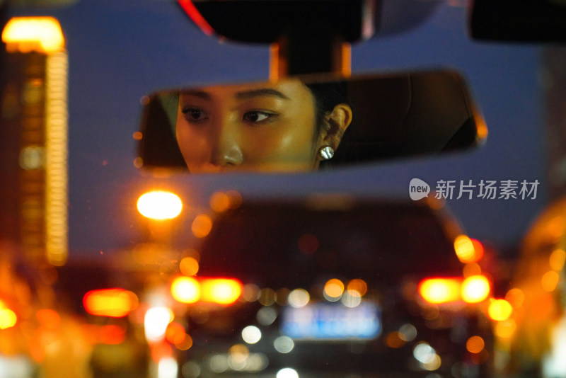 堵车后视镜显示的青年女人