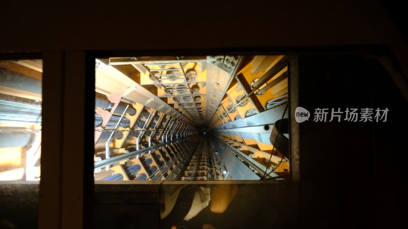 电梯井内部结构俯拍画面