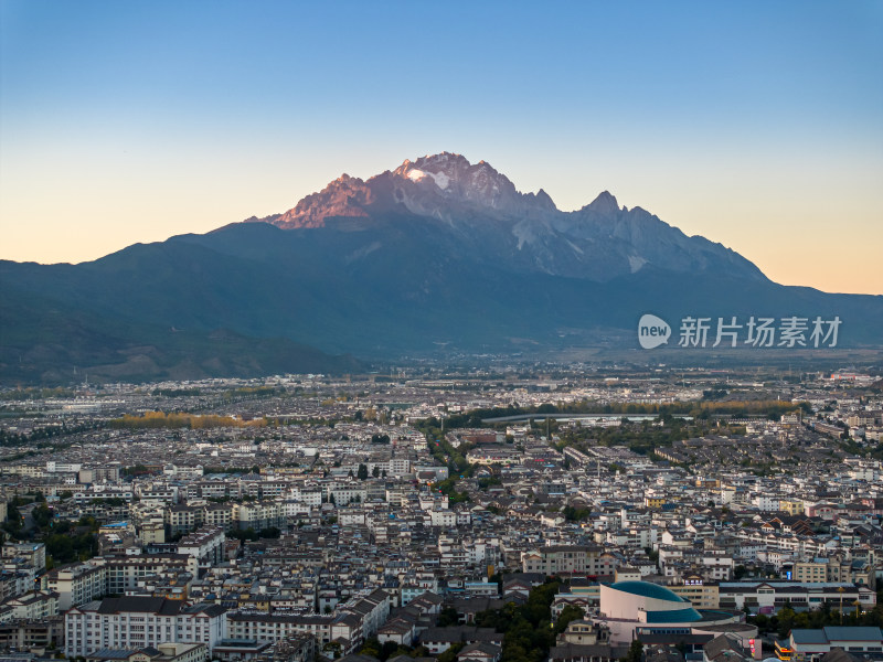 云南丽江古城玉龙雪山航拍