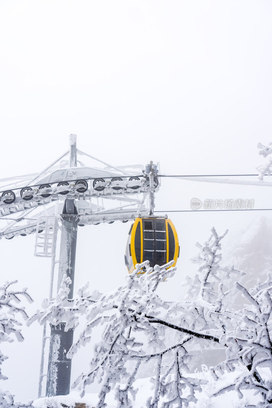 寒冷冬季大雪中景区的索道缆车轿厢