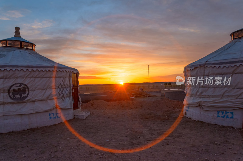 内蒙古巴彦淖尔温根塔拉旅游景区蒙古包日出