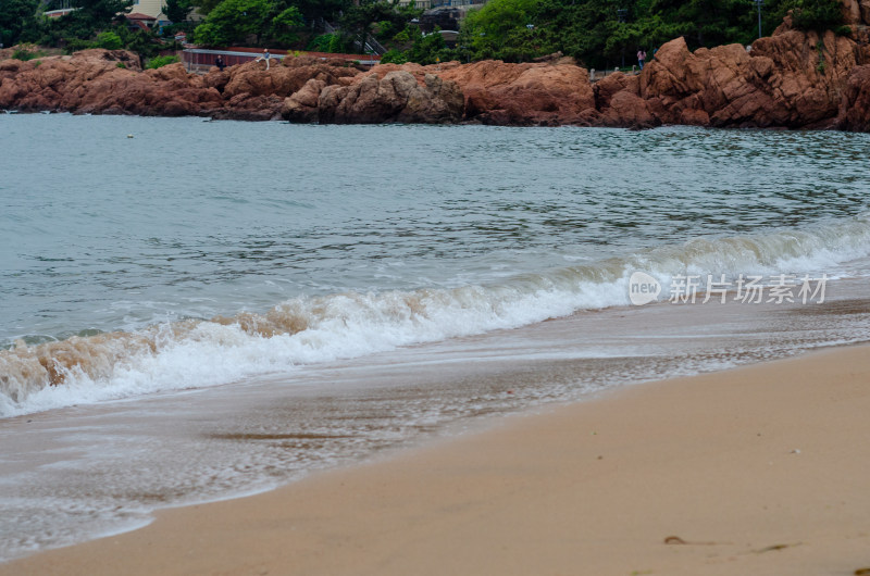 浪花冲向海岸