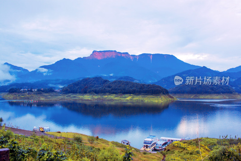 自然风景湖泊桌山瓦屋山