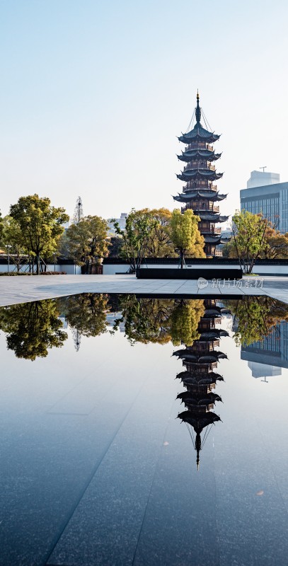 上海龙华寺中式建筑倒影景观