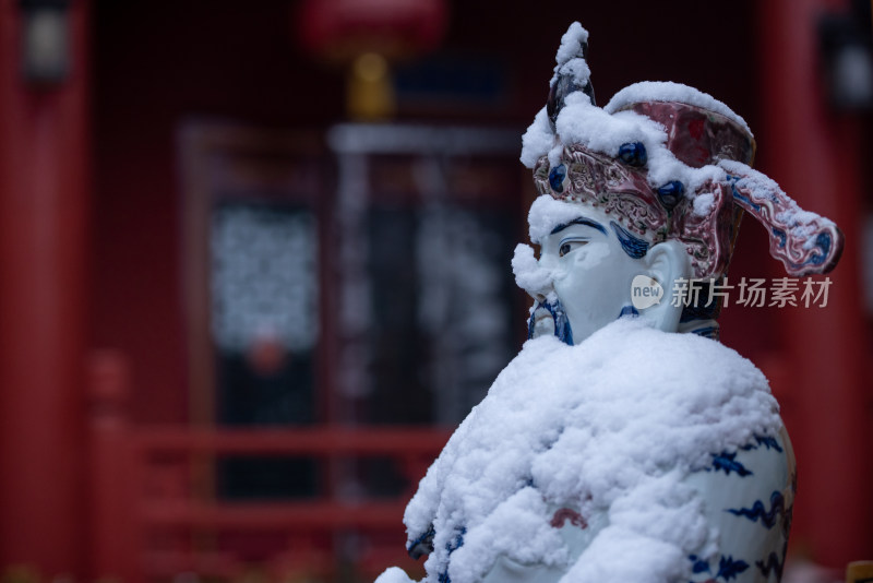 覆雪中式陶瓷雕像