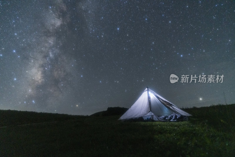 野外帐篷夜景下的璀璨星空