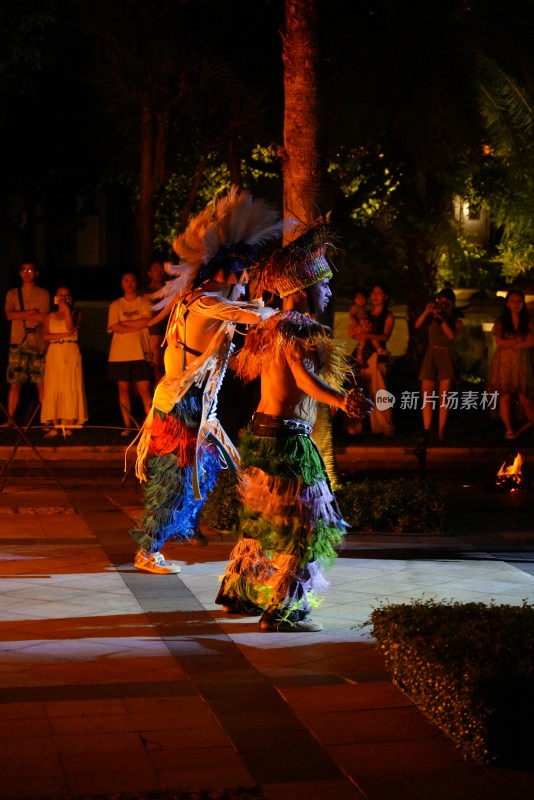 夜晚身着民族服饰的舞者背影