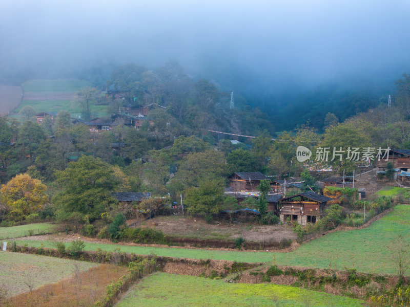 云南怒族傈僳族民俗雾里村晨雾航拍