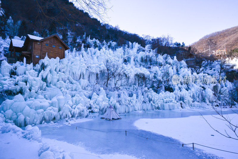 济南九如山冰瀑山间木屋冰雪景观