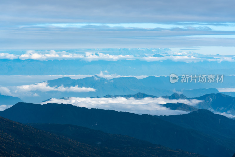 层峦叠嶂的山脉与云雾景观