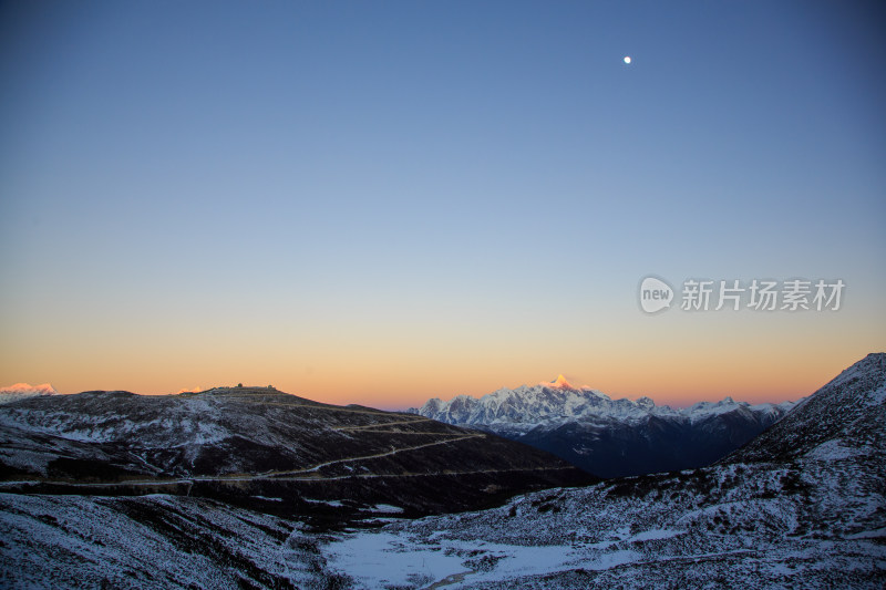 西藏林芝雪景南迦巴瓦峰日照金山雪山夕阳