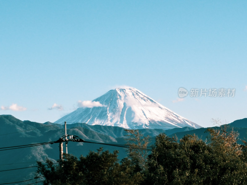 富士山前景中有人在小路上行走