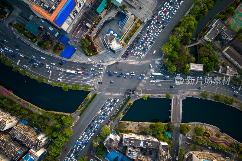 俯拍城市拥堵交通