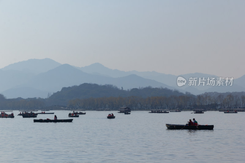 西湖湖面上的小船与远处宝石山的宝俶塔