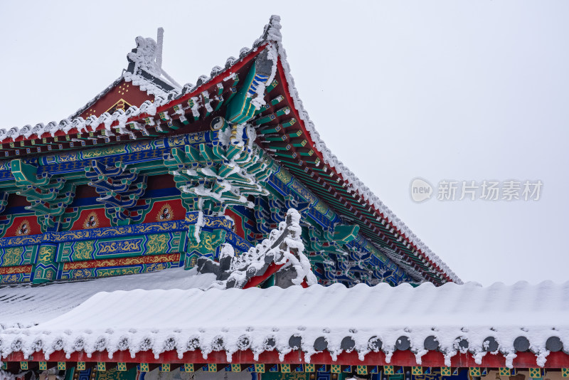 古建筑房檐大雪冰冻